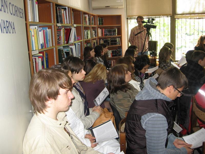 IMG_0008.JPG - Честване на 200 години от рождението на Едгар Алън По. Четене на негови произведения на различни езици и изложба от книги