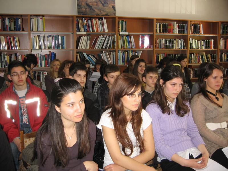 IMG_0010.JPG - Честване на 200 години от рождението на Едгар Алън По. Четене на негови произведения на различни езици и изложба от книги