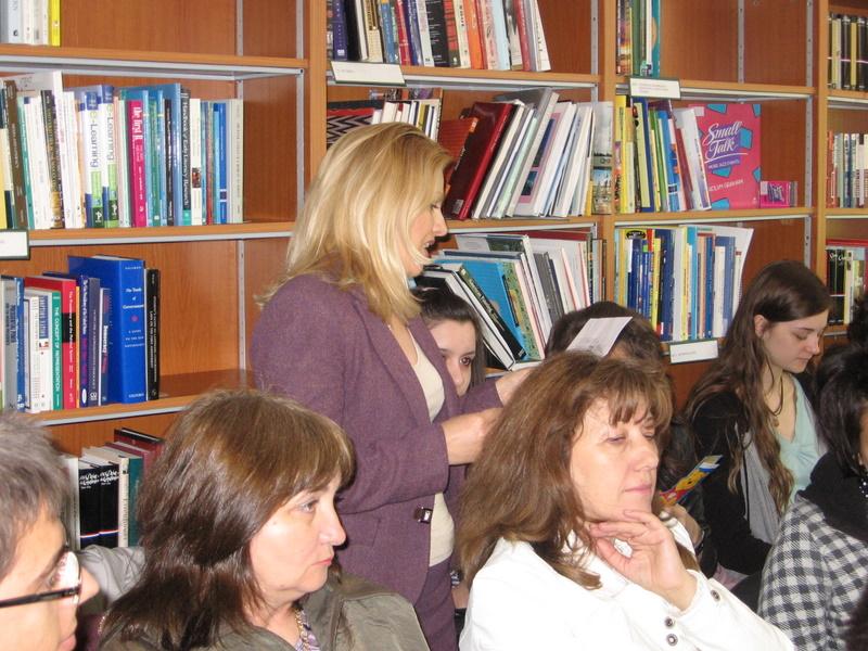 IMG_0014.JPG - Честване на 200 години от рождението на Едгар Алън По. Четене на негови произведения на различни езици и изложба от книги