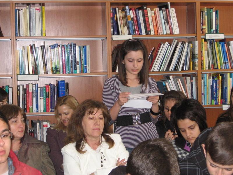 IMG_0016.JPG - Честване на 200 години от рождението на Едгар Алън По. Четене на негови произведения на различни езици и изложба от книги