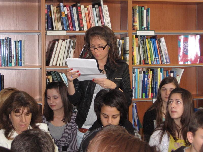 IMG_0017.JPG - Честване на 200 години от рождението на Едгар Алън По. Четене на негови произведения на различни езици и изложба от книги