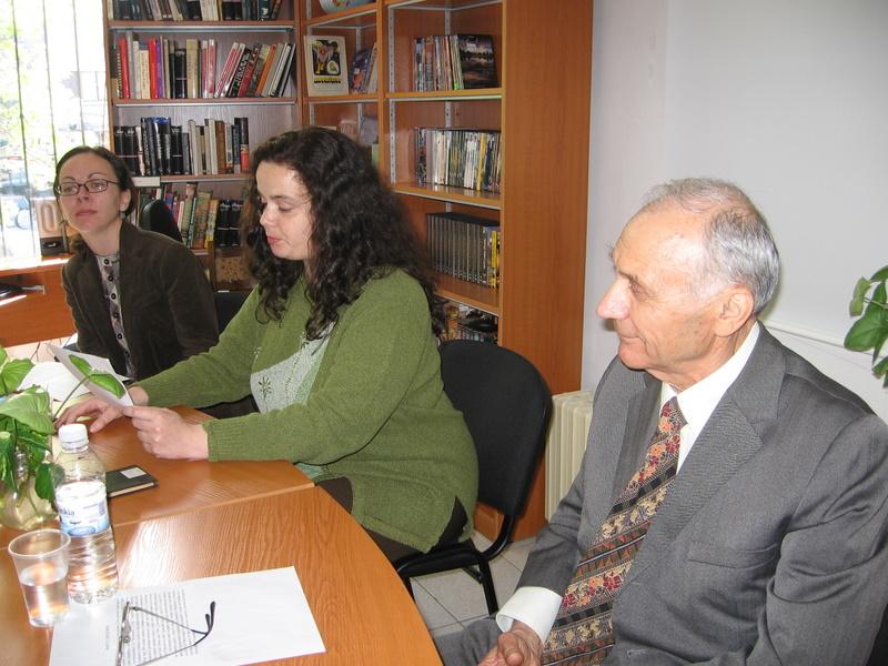 IMG_0018.JPG - Честване на 200 години от рождението на Едгар Алън По. Четене на негови произведения на различни езици и изложба от книги