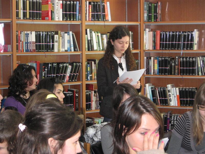 IMG_0019.JPG - Честване на 200 години от рождението на Едгар Алън По. Четене на негови произведения на различни езици и изложба от книги