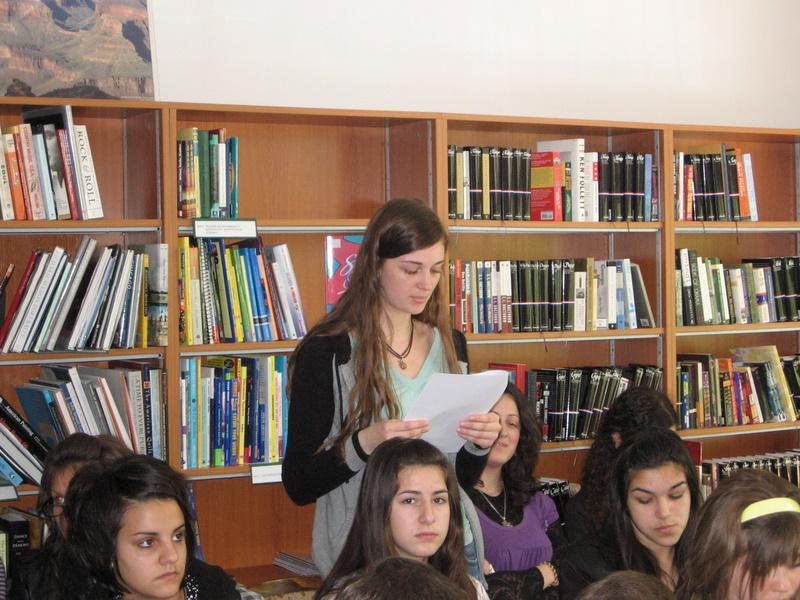 IMG_0021.JPG - Честване на 200 години от рождението на Едгар Алън По. Четене на негови произведения на различни езици и изложба от книги