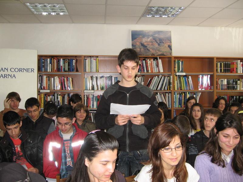 IMG_0025.JPG - Честване на 200 години от рождението на Едгар Алън По. Четене на негови произведения на различни езици и изложба от книги