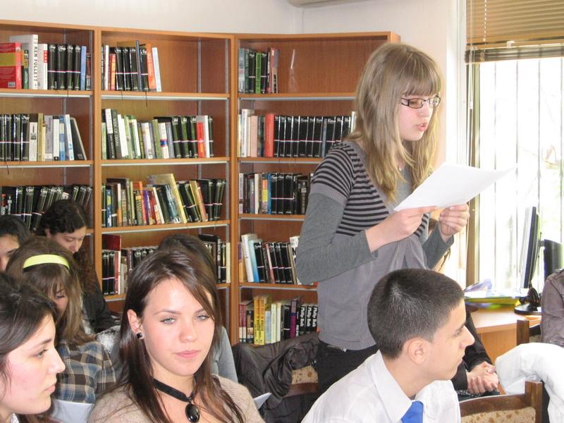 IMG_0027.JPG - Честване на 200 години от рождението на Едгар Алън По. Четене на негови произведения на различни езици и изложба от книги