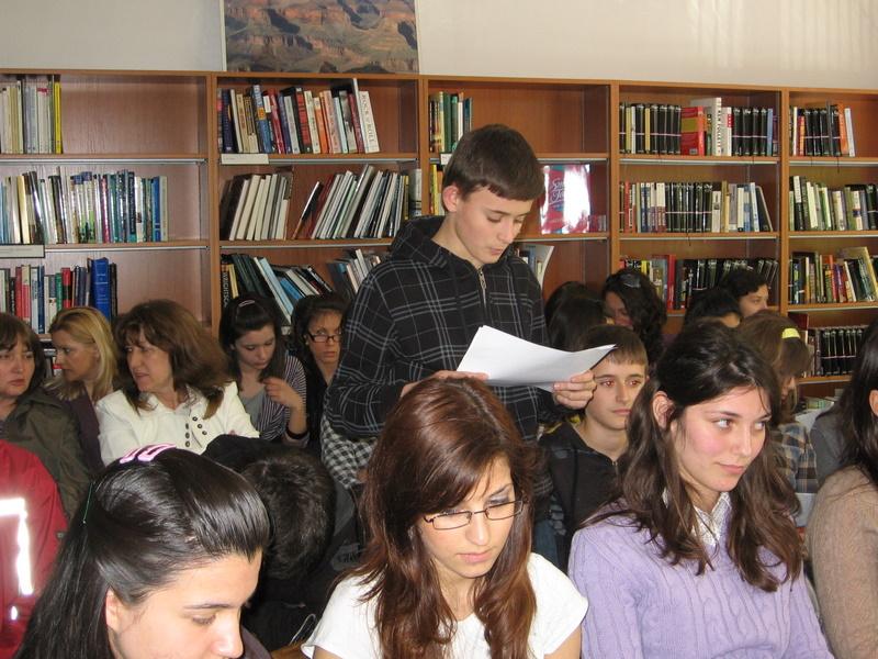 IMG_0028.JPG - Честване на 200 години от рождението на Едгар Алън По. Четене на негови произведения на различни езици и изложба от книги