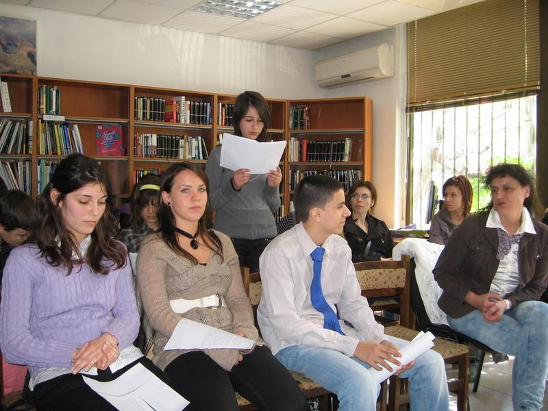 IMG_0029.JPG - Честване на 200 години от рождението на Едгар Алън По. Четене на негови произведения на различни езици и изложба от книги