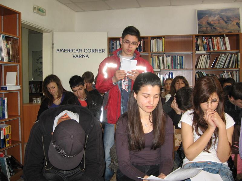 IMG_0030.JPG - Честване на 200 години от рождението на Едгар Алън По. Четене на негови произведения на различни езици и изложба от книги