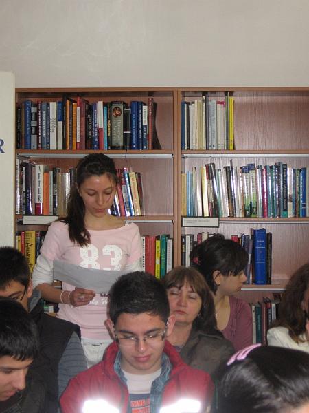 IMG_0033.JPG - Честване на 200 години от рождението на Едгар Алън По. Четене на негови произведения на различни езици и изложба от книги