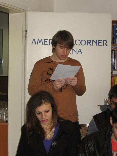IMG_0035.JPG - Честване на 200 години от рождението на Едгар Алън По. Четене на негови произведения на различни езици и изложба от книги