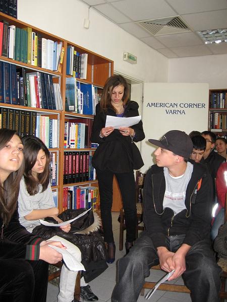 IMG_0040.JPG - Честване на 200 години от рождението на Едгар Алън По. Четене на негови произведения на различни езици и изложба от книги