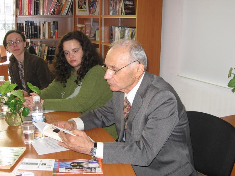 IMG_0041.JPG - Честване на 200 години от рождението на Едгар Алън По. Четене на негови произведения на различни езици и изложба от книги