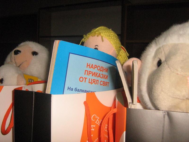 IMG_3547.jpg - Играчки и книги за децата от Дом "Другарче"