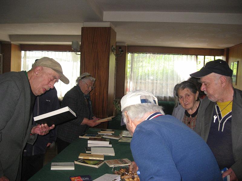 IMG_6955.jpg - Четене в Дом за стари хора "Гергана"