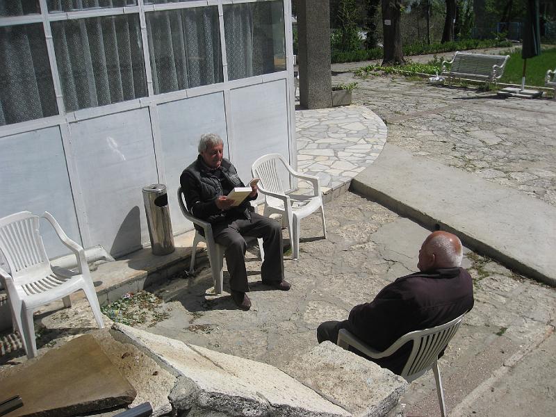 IMG_6959.jpg - Четене в Дом за стари хора "Гергана"