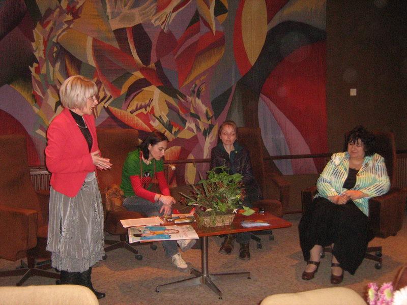 IMG_3556.jpg - Представяне от журналистката Виолета Тончева на новата книга на авторката Елена Владова "Човекът, който въздишал",  художник Теменуга Станчева