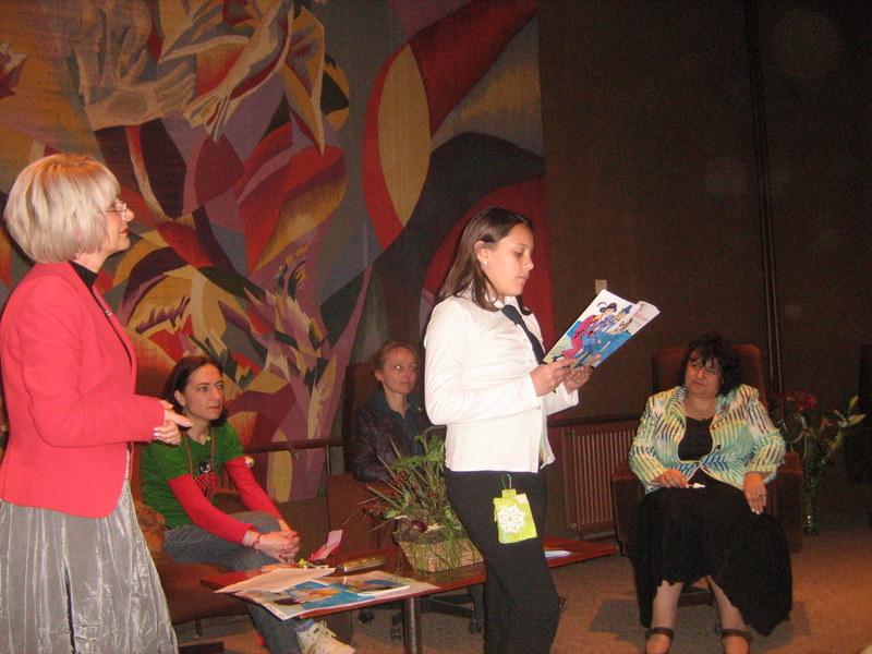 IMG_3560.jpg - Представяне от журналистката Виолета Тончева на новата книга на авторката Елена Владова "Човекът, който въздишал",  художник Теменуга Станчева