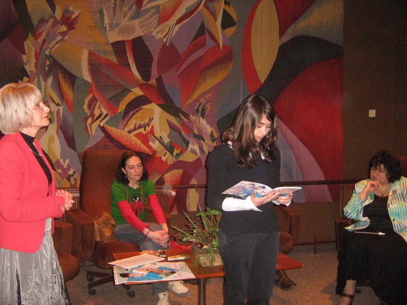 IMG_3562.jpg - Представяне от журналистката Виолета Тончева на новата книга на авторката Елена Владова "Човекът, който въздишал",  художник Теменуга Станчева