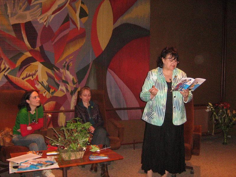 IMG_3567.jpg - Представяне от журналистката Виолета Тончева на новата книга на авторката Елена Владова "Човекът, който въздишал",  художник Теменуга Станчева