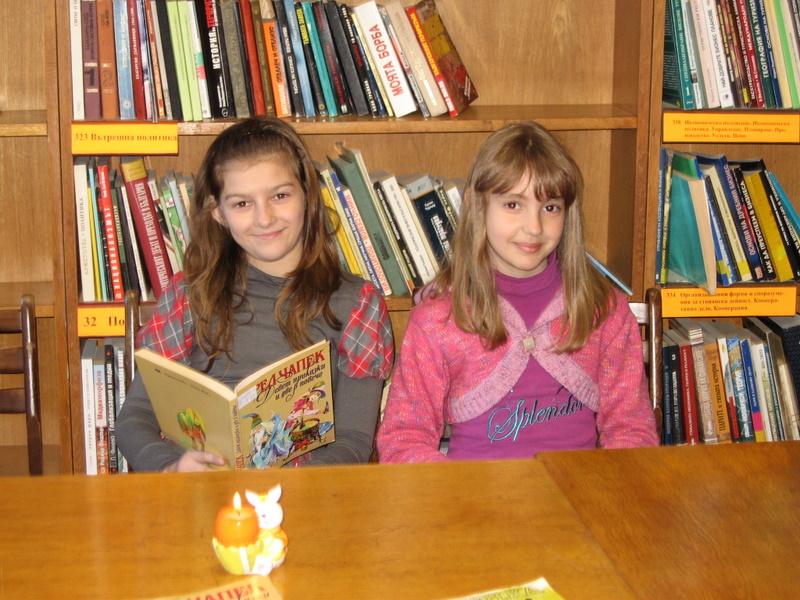 IMG_1667.jpg - В Детски и средношколски комплекс Клуб "Приятели на Европа" чете