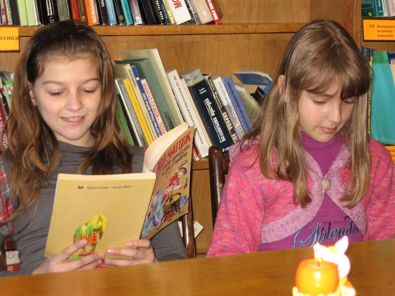 IMG_1672.jpg - В Детски и средношколски комплекс Клуб "Приятели на Европа" чете