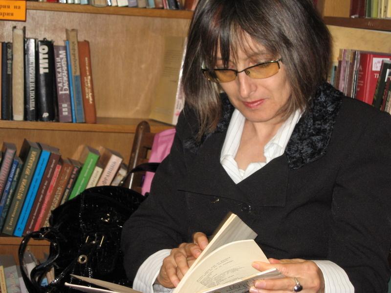 IMG_1675.jpg - В Детски и средношколски комплекс Клуб "Приятели на Европа" чете