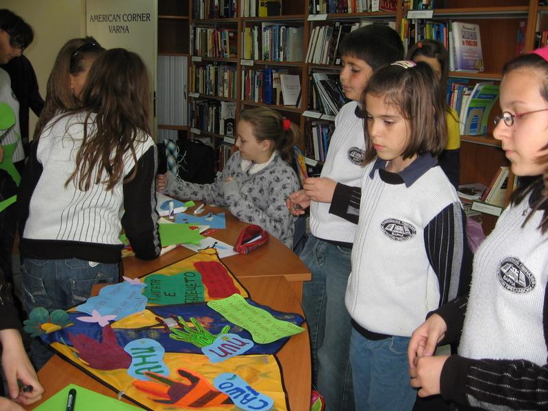 IMG_0054.JPG - В Отдел "Изкуство" работилница "Пъстър вятър" при Детски и средношколски комплекс изпраща своите послания чрез детски хвърчила