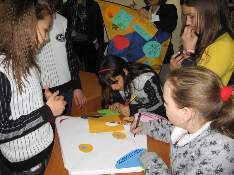 IMG_0058.JPG - В Отдел "Изкуство" работилница "Пъстър вятър" при Детски и средношколски комплекс изпраща своите послания чрез детски хвърчила