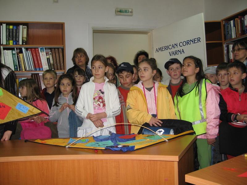 IMG_0064.JPG - В Отдел "Изкуство" работилница "Пъстър вятър" при Детски и средношколски комплекс изпраща своите послания чрез детски хвърчила