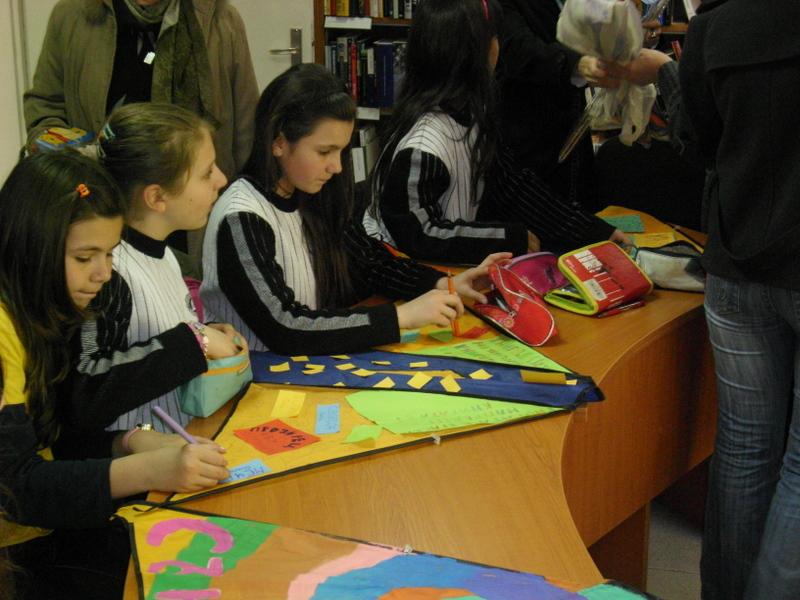 IMG_1341.JPG - В Отдел "Изкуство" работилница "Пъстър вятър" при Детски и средношколски комплекс изпраща своите послания чрез детски хвърчила