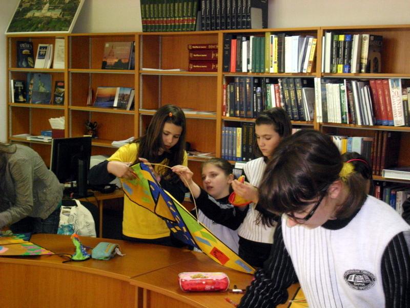 IMG_1348.JPG - В Отдел "Изкуство" работилница "Пъстър вятър" при Детски и средношколски комплекс изпраща своите послания чрез детски хвърчила