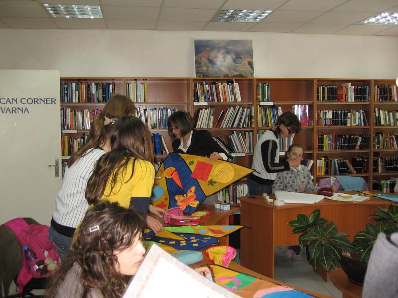 IMG_1686.JPG - В Отдел "Изкуство" работилница "Пъстър вятър" при Детски и средношколски комплекс изпраща своите послания чрез детски хвърчила