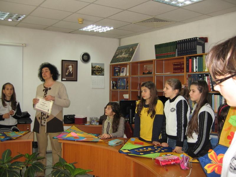 IMG_1688.JPG - В Отдел "Изкуство" работилница "Пъстър вятър" при Детски и средношколски комплекс изпраща своите послания чрез детски хвърчила