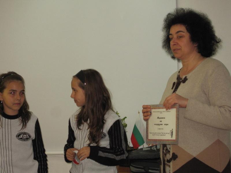 IMG_1690.JPG - В Отдел "Изкуство" работилница "Пъстър вятър" при Детски и средношколски комплекс изпраща своите послания чрез детски хвърчила