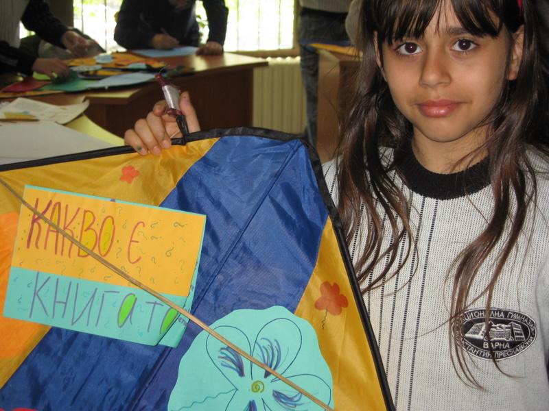 IMG_1695.JPG - В Отдел "Изкуство" работилница "Пъстър вятър" при Детски и средношколски комплекс изпраща своите послания чрез детски хвърчила