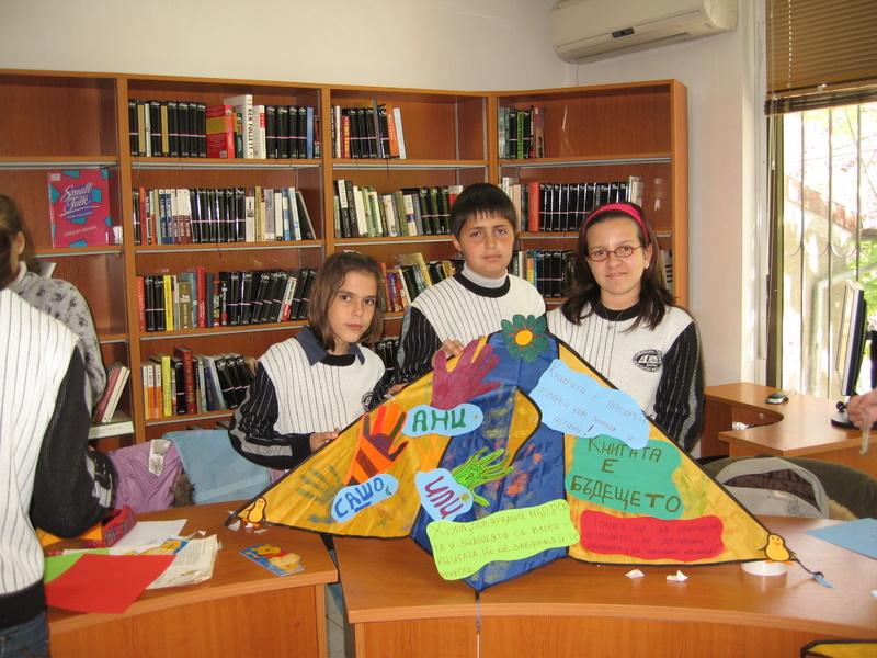 IMG_1698.JPG - В Отдел "Изкуство" работилница "Пъстър вятър" при Детски и средношколски комплекс изпраща своите послания чрез детски хвърчила