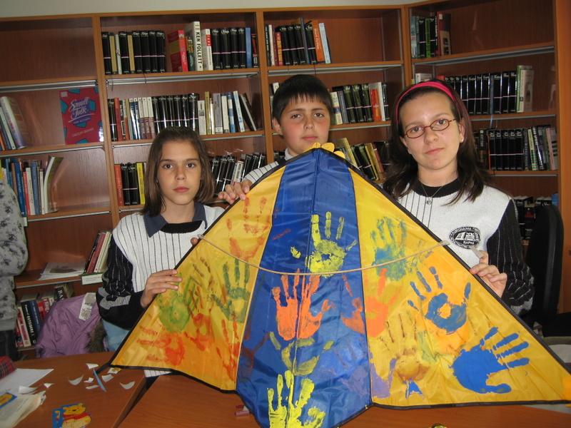 IMG_1699.JPG - В Отдел "Изкуство" работилница "Пъстър вятър" при Детски и средношколски комплекс изпраща своите послания чрез детски хвърчила