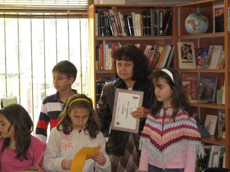 IMG_1702.JPG - В Отдел "Изкуство" работилница "Пъстър вятър" при Детски и средношколски комплекс изпраща своите послания чрез детски хвърчила