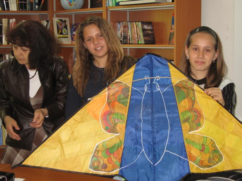 IMG_1706.JPG - В Отдел "Изкуство" работилница "Пъстър вятър" при Детски и средношколски комплекс изпраща своите послания чрез детски хвърчила