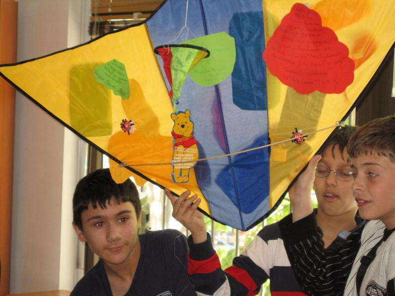 IMG_1709.JPG - В Отдел "Изкуство" работилница "Пъстър вятър" при Детски и средношколски комплекс изпраща своите послания чрез детски хвърчила