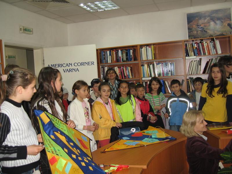 IMG_1710.JPG - В Отдел "Изкуство" работилница "Пъстър вятър" при Детски и средношколски комплекс изпраща своите послания чрез детски хвърчила