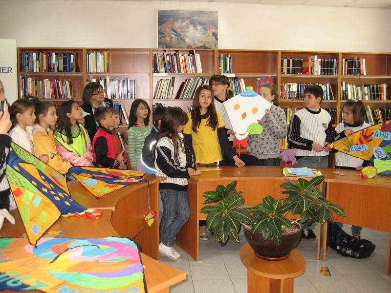 IMG_1715.JPG - В Отдел "Изкуство" работилница "Пъстър вятър" при Детски и средношколски комплекс изпраща своите послания чрез детски хвърчила