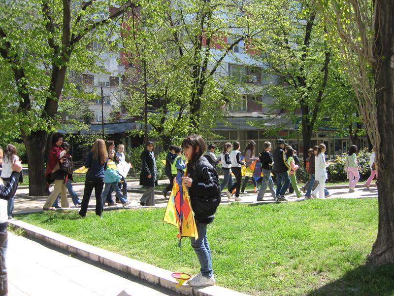 IMG_1717.JPG - В Отдел "Изкуство" работилница "Пъстър вятър" при Детски и средношколски комплекс изпраща своите послания чрез детски хвърчила