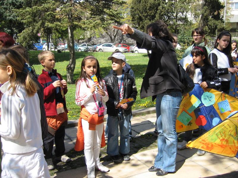 IMG_1719.JPG - В Отдел "Изкуство" работилница "Пъстър вятър" при Детски и средношколски комплекс изпраща своите послания чрез детски хвърчила