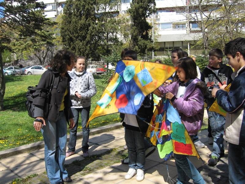 IMG_1720.JPG - В Отдел "Изкуство" работилница "Пъстър вятър" при Детски и средношколски комплекс изпраща своите послания чрез детски хвърчила