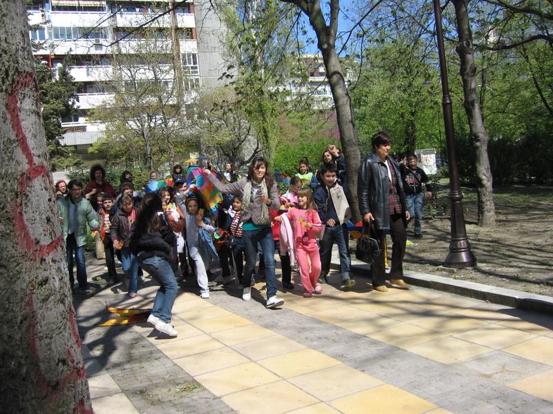 IMG_1724.JPG - В Отдел "Изкуство" работилница "Пъстър вятър" при Детски и средношколски комплекс изпраща своите послания чрез детски хвърчила