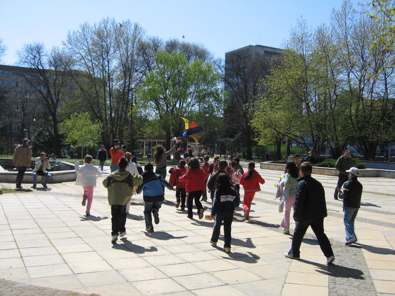 IMG_1726.JPG - В Отдел "Изкуство" работилница "Пъстър вятър" при Детски и средношколски комплекс изпраща своите послания чрез детски хвърчила