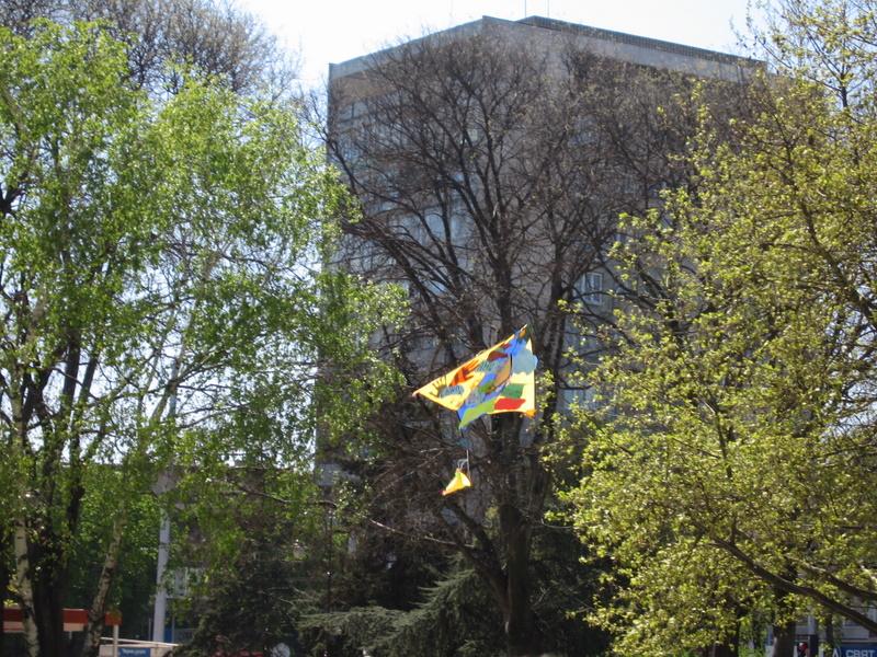 IMG_1728.JPG - В Отдел "Изкуство" работилница "Пъстър вятър" при Детски и средношколски комплекс изпраща своите послания чрез детски хвърчила