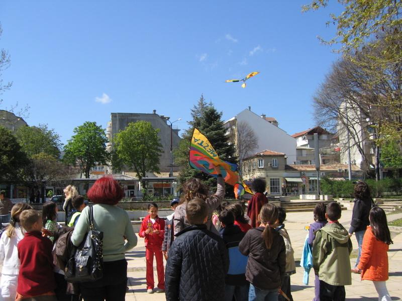 IMG_1732.JPG - В Отдел "Изкуство" работилница "Пъстър вятър" при Детски и средношколски комплекс изпраща своите послания чрез детски хвърчила